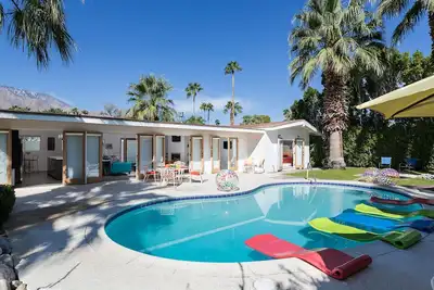 Image de Mid-Century Modern Pool Home By Meiselman! Cozy and Vibrant!