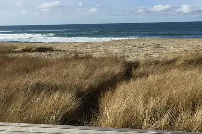Image de Oceanfront avec des vues mémorables sur le surf et le rocher de la botte de foin