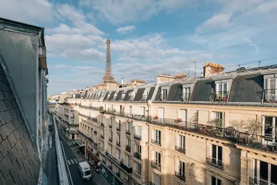 Image de Romantic Luxe Top Floor 1br Eiffel Tower View