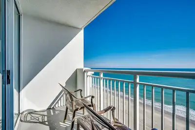Image de S'il y a une volonté, il y a une vague | 17ème étage | En centre ville | Direct Ocean Front