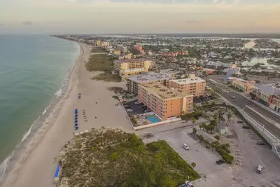 Image de Vue sur John's Pass et Beach 1st fl. dormir 9-10 Famous Beach Place