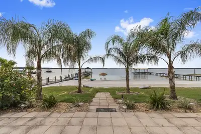 Image de Cozy Lake Front Cottage sur le lac Weir avec une immense plage blanche!