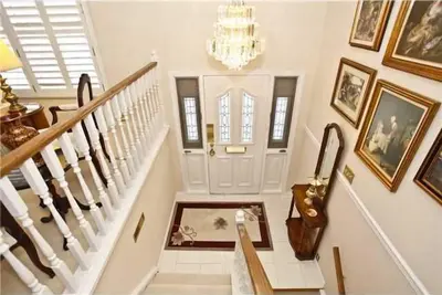 Image de Privé bas niveau suite avec cheminée et d'un sentiment de la maison