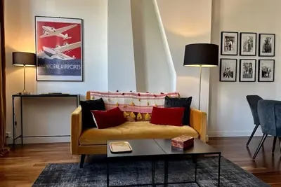 Image de Charmant, ensoleillé, récemment rénové 1. 5 chambres, 1 salle de bain au coeur de Paris.