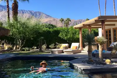 Image de Luxe, rustique moderne, rénové, vues + intimité + piscine d'eau salée et spa