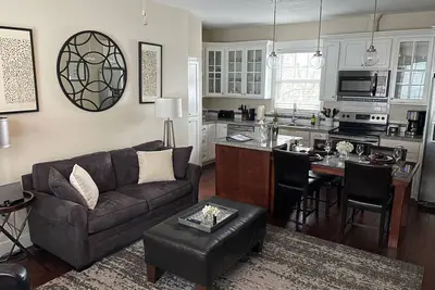 Image de Midtown Apt - 2Bed / 2Bath - Spa et patio privés! - Proche de Pearl et Dtwn