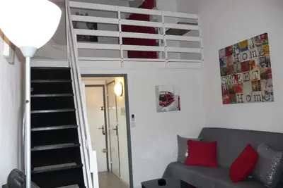 Image de Studio moderne avec mezzanine et parking proche plage