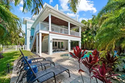 Image de Lovely Island Home w / Pool, Sunset Views, Ping Pong, 5 min à pied de la plage