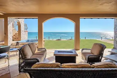 Mise à jour et luxueuse maison en bord de plage sur l'eau 4Br \/ 3Ba pour 12 personnes