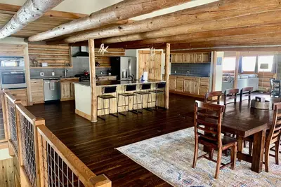 Image de Nouveau! 5br / 5. Cabane historique rénovée 5ba au coeur de la ville!