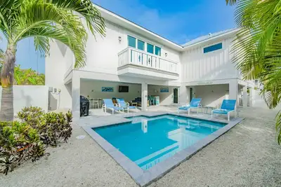 Image de New Island Surf Shack avec piscine privée et 4 min à pied de la plage - Commencez seulement 250 $ / n!
