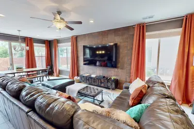 Image de Brand New 4 Bedroom Luxury Townhome dans le centre de Moab