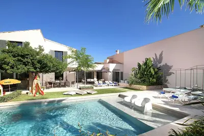 Image de Villa Can Maronja est une villa de 4 chambres, 4 salles de bains avec vue sur la montagne, piscine privée,