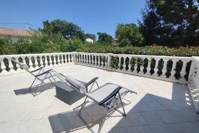 Image de Villa lumineuse et confortable avec jardin paysagé, à 5 minutes de la plage!