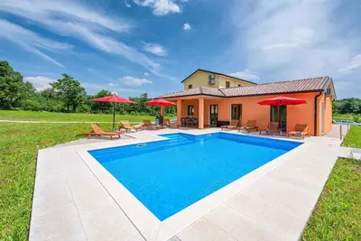 Image de Maison de vacances avec piscine dans quartier calme