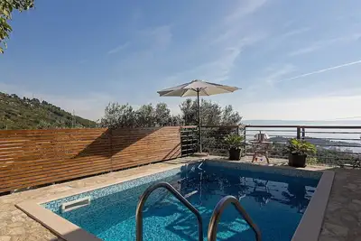 Image de Maison avec piscine, terrasse avec vue sur la mer, 2 chambres, situation calme