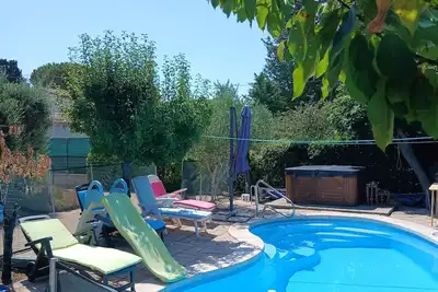 Image de Provence Plain-pied Familial 3 Pièces  Piscine partage 1h00 8km d'Avignon