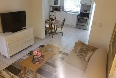 Image de Suite cachée confortable à seulement 2 km de la ville et des plages
