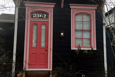 Image de A Beautiful Jewel Box. . . Cette Maison est peint en noir!