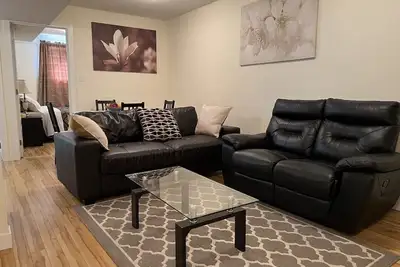 Image de 2 Bd Rm Maison moderne avec entrée privée dans un quartier paisible