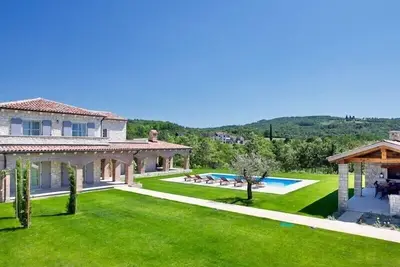 Image de Villa de luxe avec grande piscine chauffée et salle de jeux