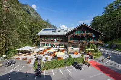 Image de Charlet au pied de l'ascenseur Kitzsteinhorn, avec une vue imprenable sur la montagne