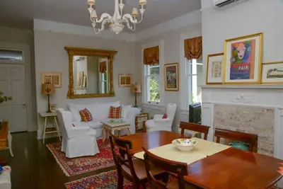Image de Elégant 2 chambres, 2 Luxueux douche de plain pied, cuisine gastronomique