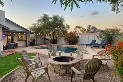 Image de Backyard à écrire à propos de - Tv extérieure, piscine, golf et shopping - BIENTÔT Disponible!