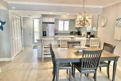 Image de 8 au 15 juin: 800 $ \/ semaine et 800 $. 00 \/ Wk + Tarifs Aout RÉSERVATIONS. Il Est Temps De Retarder Et De Profiter De Votre Famille Dans Cet Appareil Batiment 2br \/ 2 Ba RÉNOVÉ Et RÉVOLUTEMENT Bay # 262 Sleeps 6 Pet Friendly (voir les exigences