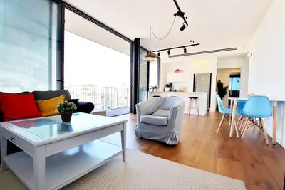 Image de Spectaculaire 2 Chambres Avec Terrasse Et Parking PRÈS De Hilton & Gordon Beach