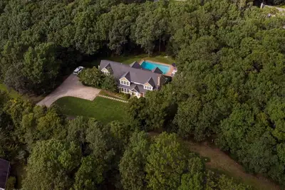 Image de Eastern Way: 3300 'Classic East Hampton Home avec divertissement en plein air abondant et piscine chauffée en gunite