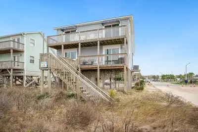 Image de Mead nous Ă la plage: 3 Br / 2 Ba maison Ă Oak Island, pour 10 personnes
