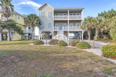Image de Marsh Madness: 5 Br / 4. 5 Ba maison à Oak Island, 16 personnes
