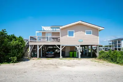 Image de Au Turtle Cottage: 3 chambres / 1 salle de bain avec terrasse spacieuse, près de Ocean Crest Pier et Restaurant