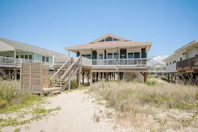 Image de A Summer Fling: 3 chambres / 2 salles de bain Cosy, Oceanfront Beach Cottage avec porche couvert
