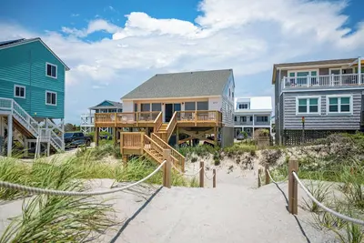 Image de Journées douces: 4 Lit / 2. 5 Bath Modest Oceanfront Home avec large terrasse en front de mer