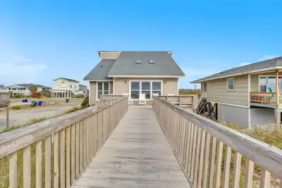 Image de Wahoo: 5 Br / 3 Ba maison à Oak Island, pour 13 personnes