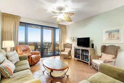 Image de Condo en bord de mer avec piscine partag��e, courts de tennis et centre de fitness!