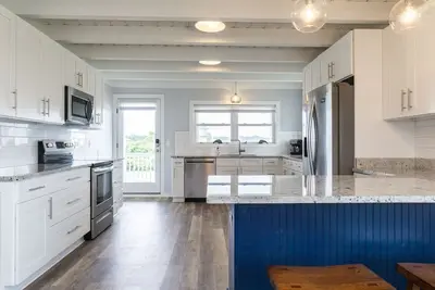 Image de Un peu de R & R: 7 chambres / 2 salles de bain avec accès direct à la plage