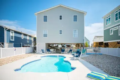 Image de Un paradis de musique de plage trop: 5 chambres / 4 salles de bain Plan d'étage ouvert Accueil avec vue sur l'océan