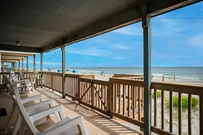 Image de Blue Haven: 4 chambres / 2 salles de bain Ocean Knotty Pine Beach Cottage avec 2 porches couverts