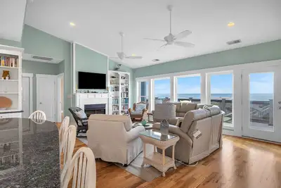 Image de Turtle Watch Too: 5 Lit / 4. Maison de bord de mer spacieuse 5 Bath avec ascenseur et salle de bain conforme Ada