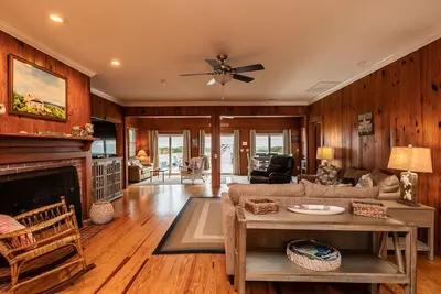 Image de Location de 6 Bed / 5 Bath Oceanfront avec bain à remous et salle de jeux sur la plage de Caswell