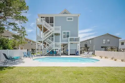 Image de Ajustement de la Latitude: 4 Br / 3 Ba maison à Oak Island, pour 10 personnes