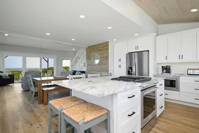Image de Beach Buzz: 4 Bed / 3 Bath Oceanfront Accueil avec de nombreux, grandes terrasses latérales et Sound Sound