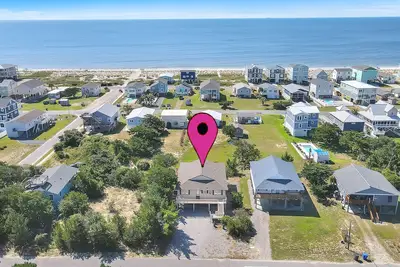 Image de Pelican Palace: 4 chambres / 2 salles de bain maison sur Oak Island