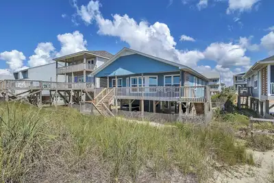 Image de Beach Breeze: 4 chambres / 2 salles de bain Oceanfront Accueil avec lumineux, plan d'étage ouvert