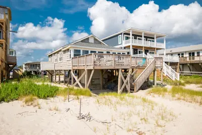 Image de À côté de la mer: 3 Bed / 2 Bath Oceanfront, pittoresque Beach Cottage avec Vintage Touch