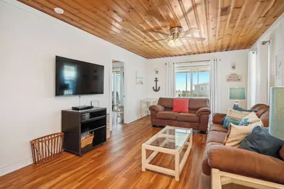 Image de Un paradis de musique de plage: 3 Bed / 2 Bath Island Home avec vue sur l'océan