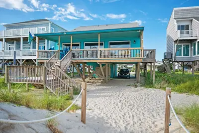 Image de Un paradis de pirate: 4 chambres / 2 salles de bain Oceanfront Accueil avec porche couvert et balançoire de pont